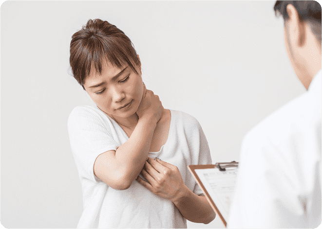 肩が痛い女性